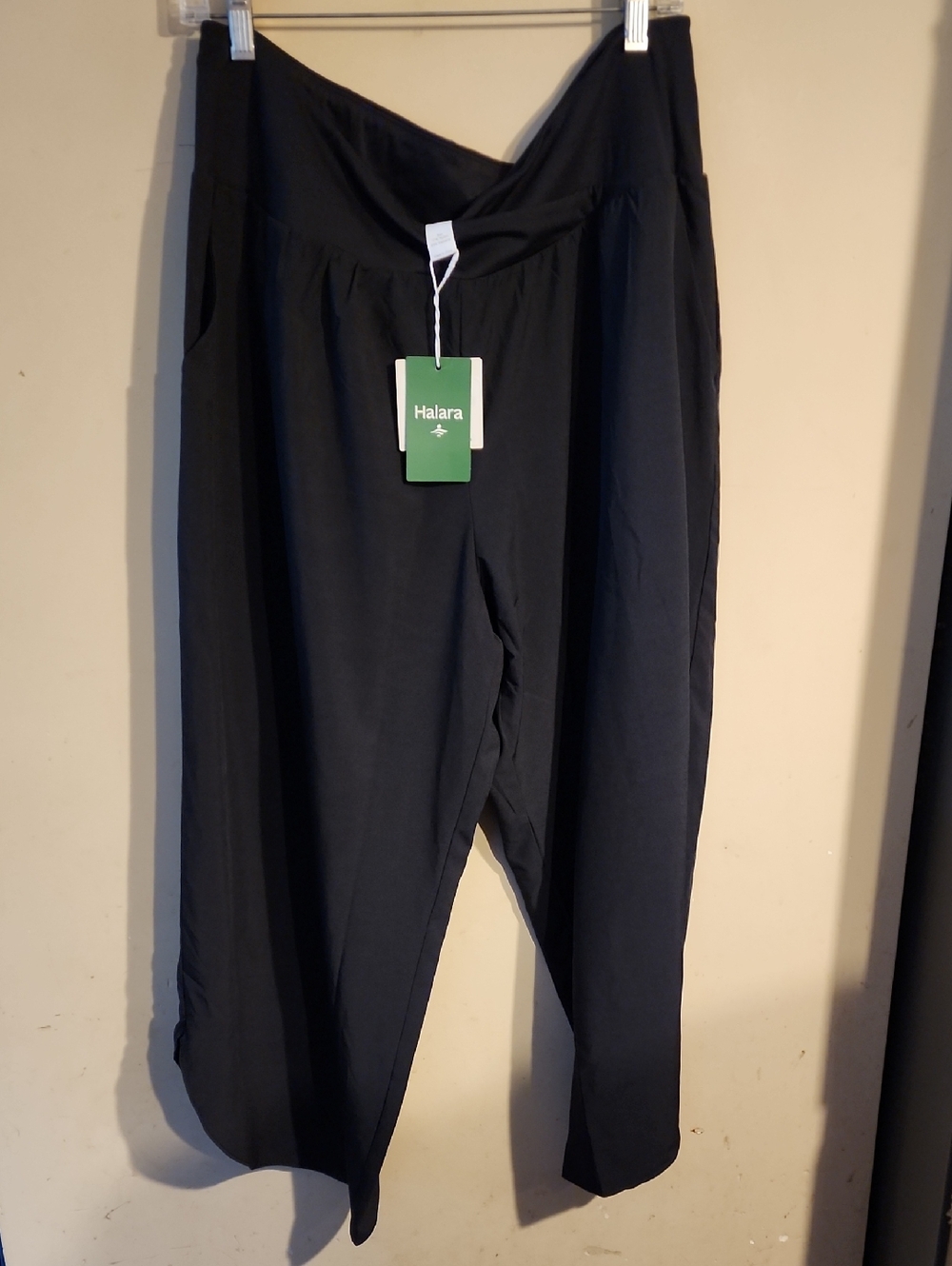 HALARA Black Crossover Waist Relaxed Cropped Asymetrical Hem